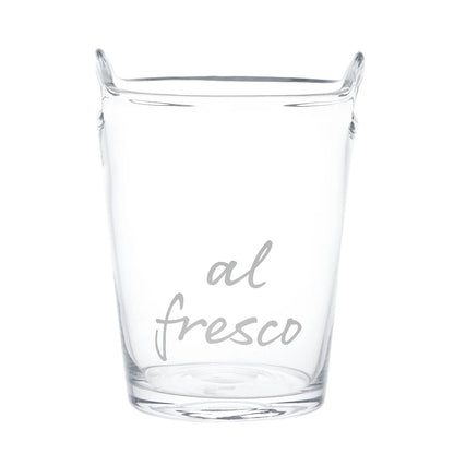 Secchiello rinfrescatore portabottiglia realizzato in vetro soffiato e decorato con la scritta "al fresco. Dimensioni: altezza 26 cm e diametro 19.5 cm. In negozio e online su tuttochic.live