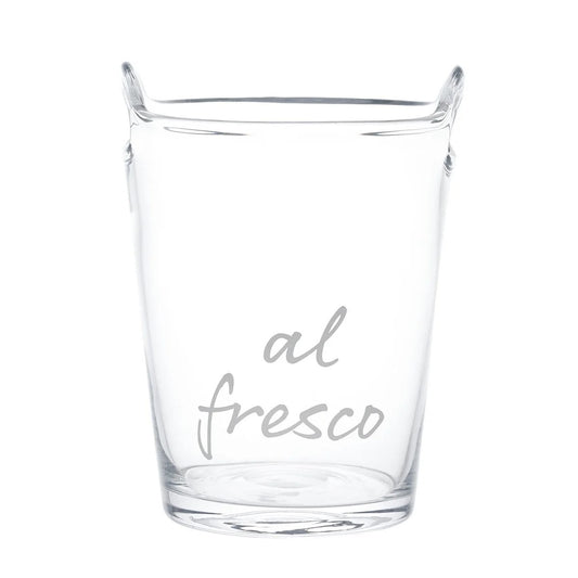 Secchiello rinfrescatore portabottiglia realizzato in vetro soffiato e decorato con la scritta "al fresco. Dimensioni: altezza 26 cm e diametro 19.5 cm. In negozio e online su tuttochic.live
