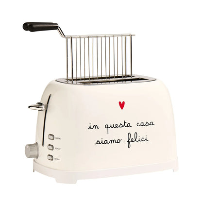Aggiungi stile e un tocco di eleganza alla tua colazione con il Tostapane bianco "in questa casa siamo felici" di Simple Day. Realizzato in metallo di colore nero e dal design vintage, è perfetto per tostare fette di pane e pancarrè. Dimensioni: 27 x 16,5 x 19 cm Disegnato in Italia. In negozio e online su tuttochic.live
