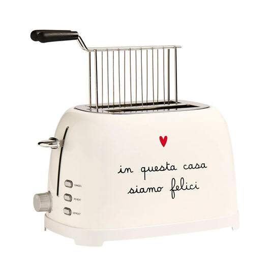 Aggiungi stile e un tocco di eleganza alla tua colazione con il Tostapane bianco "in questa casa siamo felici" di Simple Day. Realizzato in metallo di colore nero e dal design vintage, è perfetto per tostare fette di pane e pancarrè. Dimensioni: 27 x 16,5 x 19 cm Disegnato in Italia. In negozio e online su tuttochic.live