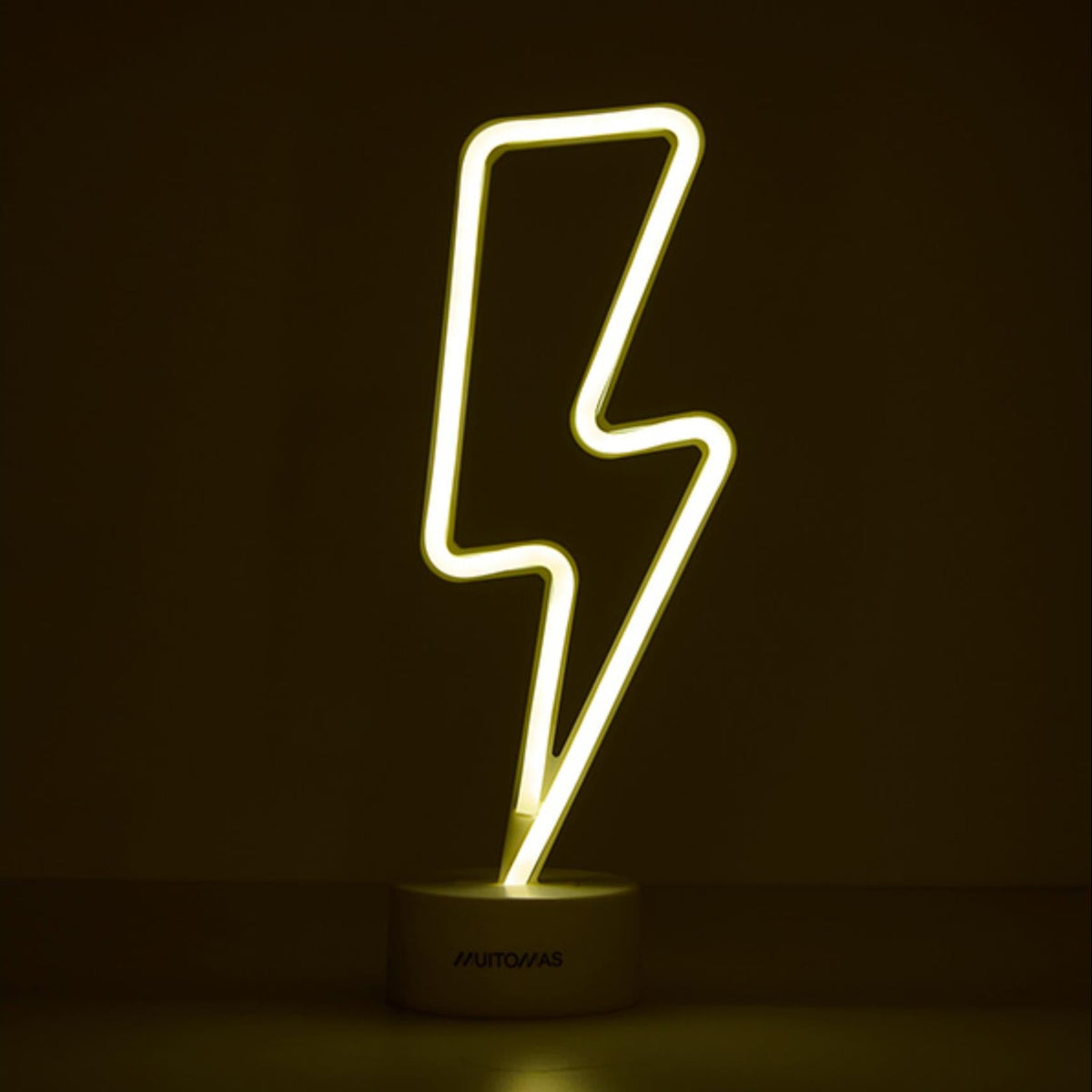 Illumina il tuo spazio con la lampada neon da tavolo Bolt! Funziona con 3 batterie stilo Peso: 160 g Dimensioni: cm 11 x 8,5 x 29,5. In negozio e online su tuttochic.live