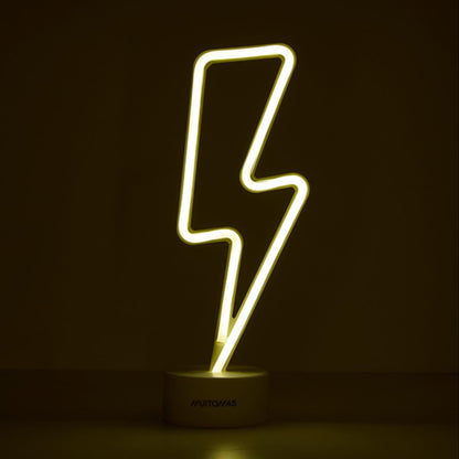 Illumina il tuo spazio con la lampada neon da tavolo Bolt! Funziona con 3 batterie stilo Peso: 160 g Dimensioni: cm 11 x 8,5 x 29,5. In negozio e online su tuttochic.live