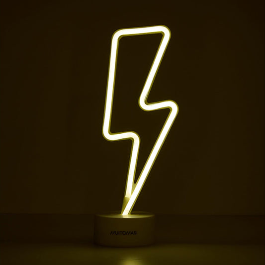 Illumina il tuo spazio con la lampada neon da tavolo Bolt! Funziona con 3 batterie stilo Peso: 160 g Dimensioni: cm 11 x 8,5 x 29,5. In negozio e online su tuttochic.live