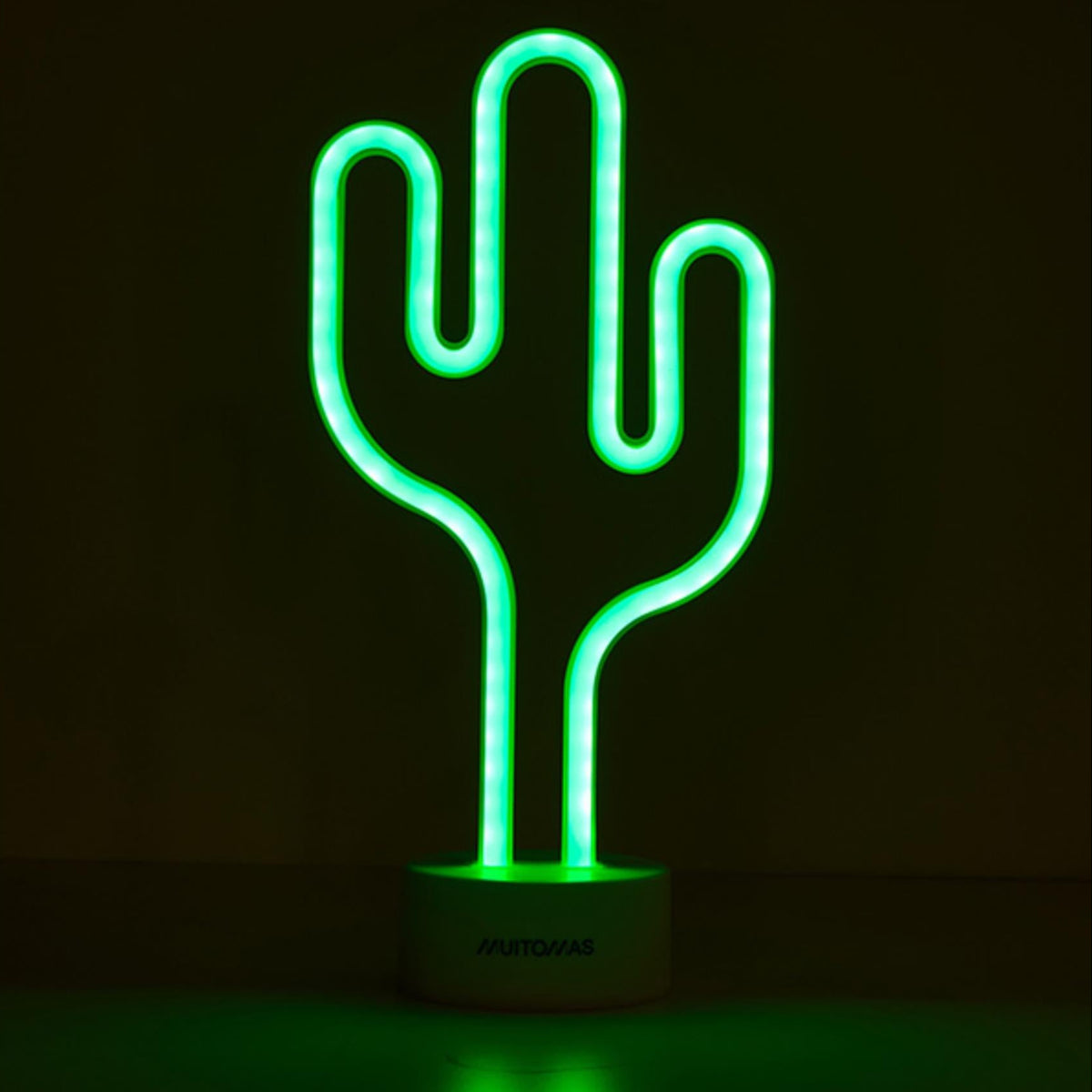 Illumina il tuo spazio con la lampada neon da tavolo Cactus! Funziona con 3 batterie stilo Peso: 193 g Dimensioni: cm 14,5 x 8,5 x 29,5. In negozio e online su tuttochic.live