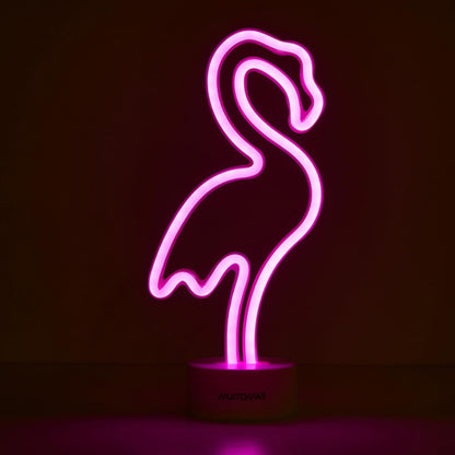 Illumina il tuo spazio con la lampada neon da tavolo Cactus! Funziona con 3 batterie stilo Peso: 182 g Dimensioni: cm 14,5 x 8,5 x 29,5