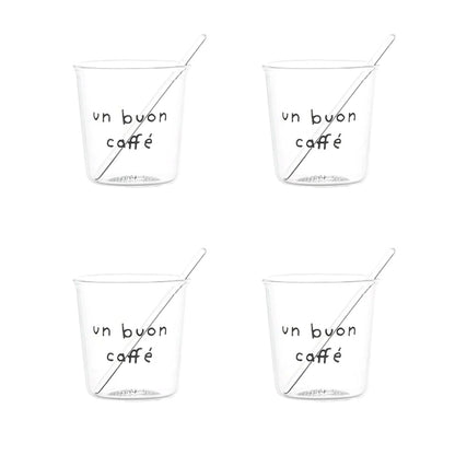 Goditi il tuo espresso con stile e un pizzico di ironia con il set di 4 bicchierini espresso "Pausa Caffè". Realizzati in resistente vetro borosilicato con decoro "un buon caffè" in nero. Lavabili in lavastoviglie. Dimensioni: Ø 5.8 cm x h 6 cm - palettina in vetro inclusa.  In negozio e online su tuttochic.live