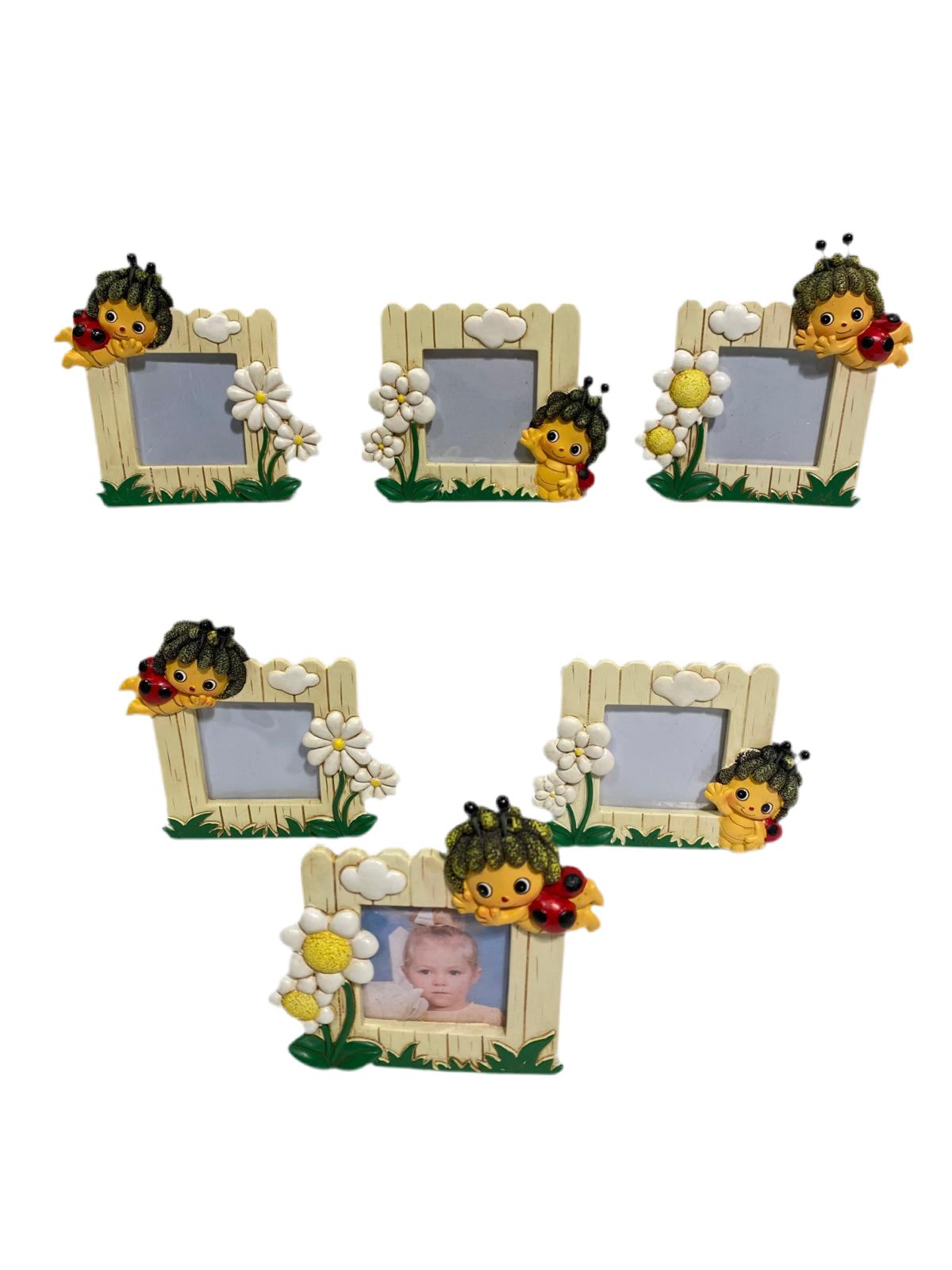 Set di 6 bomboniere Portafoto in resina decorata in colori assortiti. Dimensioni: cm L 10 x h 8 Dimensione foto: 4,5x4,5 cm. In negozio e online su tuttochic.live