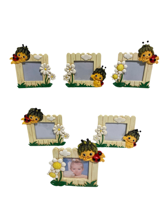 Set di 6 bomboniere Portafoto in resina decorata in colori assortiti. Dimensioni: cm L 10 x h 8 Dimensione foto: 4,5x4,5 cm. In negozio e online su tuttochic.live