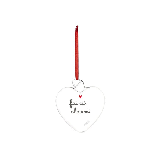 La pallina cuore "fai ciò che ami" è un allegro decoro da appendere, realizzato in vetro borosilicato. cm 11. In negozio e online su tuttochic.live
