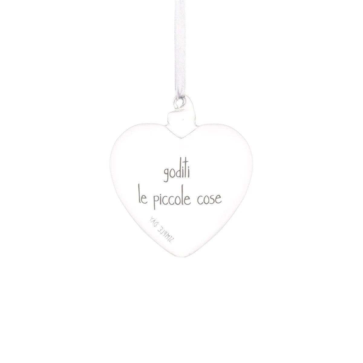 La pallina cuore "goditi le piccole cose" è un allegro decoro da appendere, realizzato in vetro borosilicato. cm 11. In negozio e online su tuttochic.live