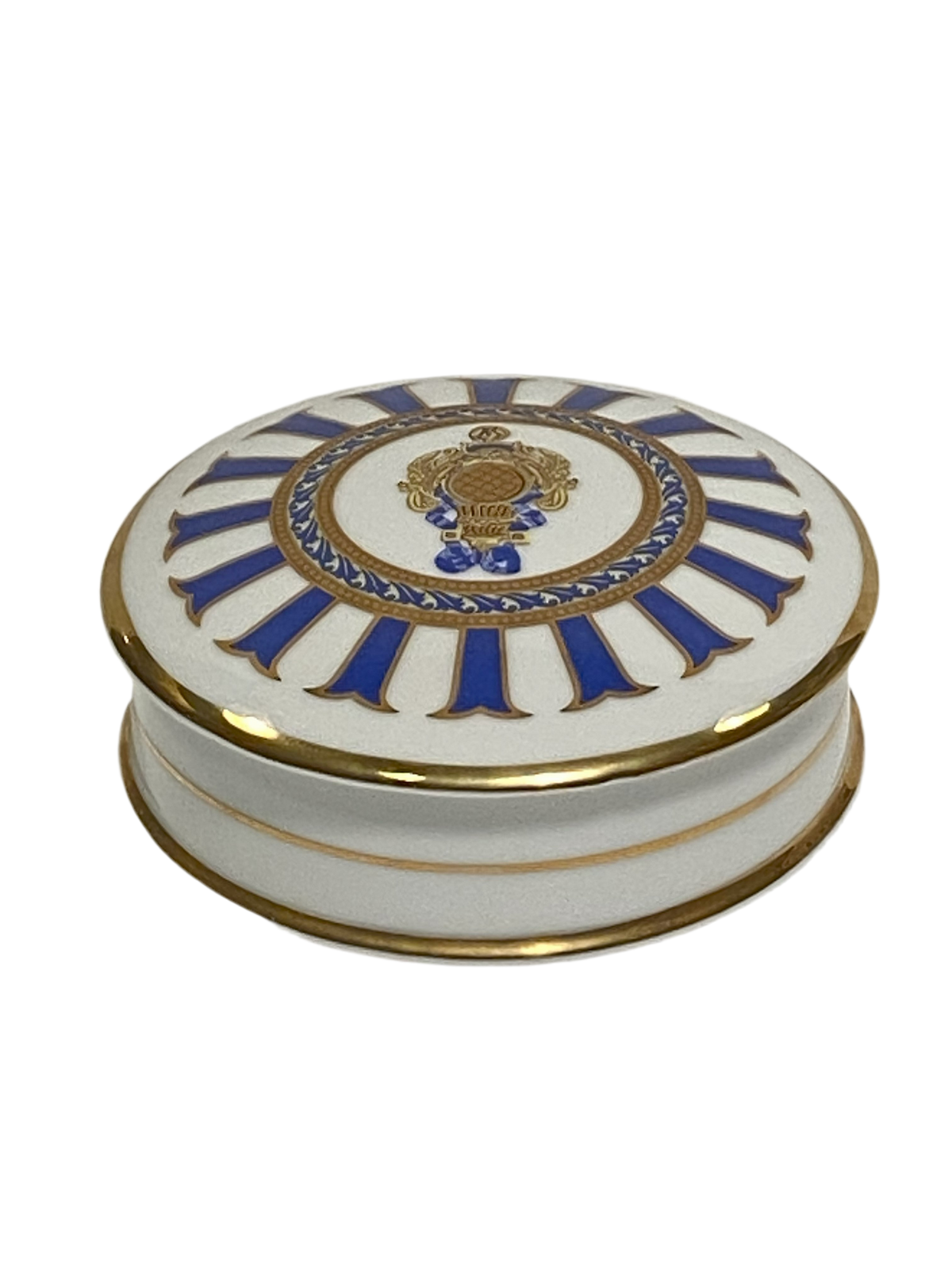Scatola tonda con coperchio bombato in porcellana Limoges con decoro in oro zecchino e blu. Dimensioni: cm ø 12 x h 5. In negozio e online su tuttochic.live