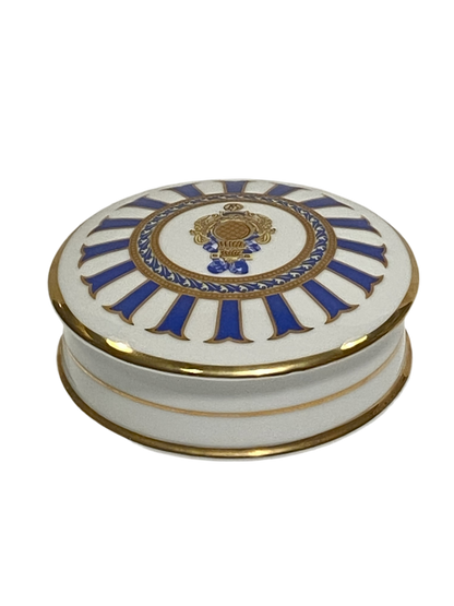Scatola tonda con coperchio bombato in porcellana Limoges con decoro in oro zecchino e blu. Dimensioni: cm ø 12 x h 5. In negozio e online su tuttochic.live