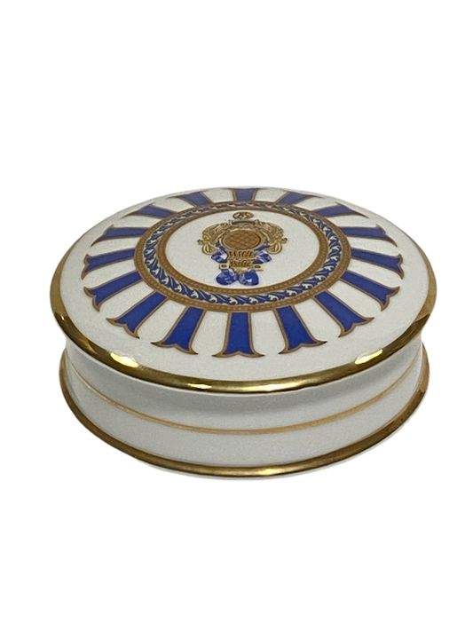 Scatola tonda con coperchio bombato in porcellana Limoges con decoro in oro zecchino e blu. Dimensioni: cm ø 12 x h 5. In negozio e online su tuttochic.live