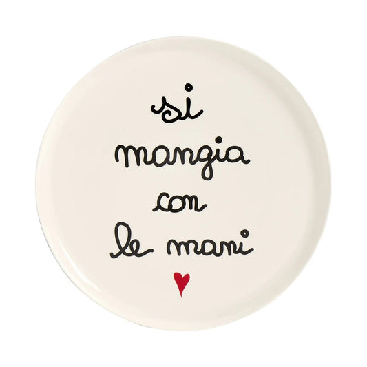 Prendi la sfida e goditi la tua pizza preferita su questo piatto in gres ceramico "si mangia con le mani"! Con un divertente decoro che ti farà sorridere, questo piatto è resistente e facile da pulire. Diametro: 31,5 cm Lavabile in lavastoviglie. In negozio e online su tuttochic.live