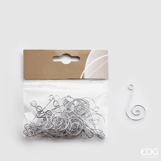 Confezione 30 ganci in metallo di colore argento, lungo cm 5. Ideali per attaccare all'albero di Natale e non solo, i decori e gli oggetti che vuoi. In negozio e online su tuttochic.live