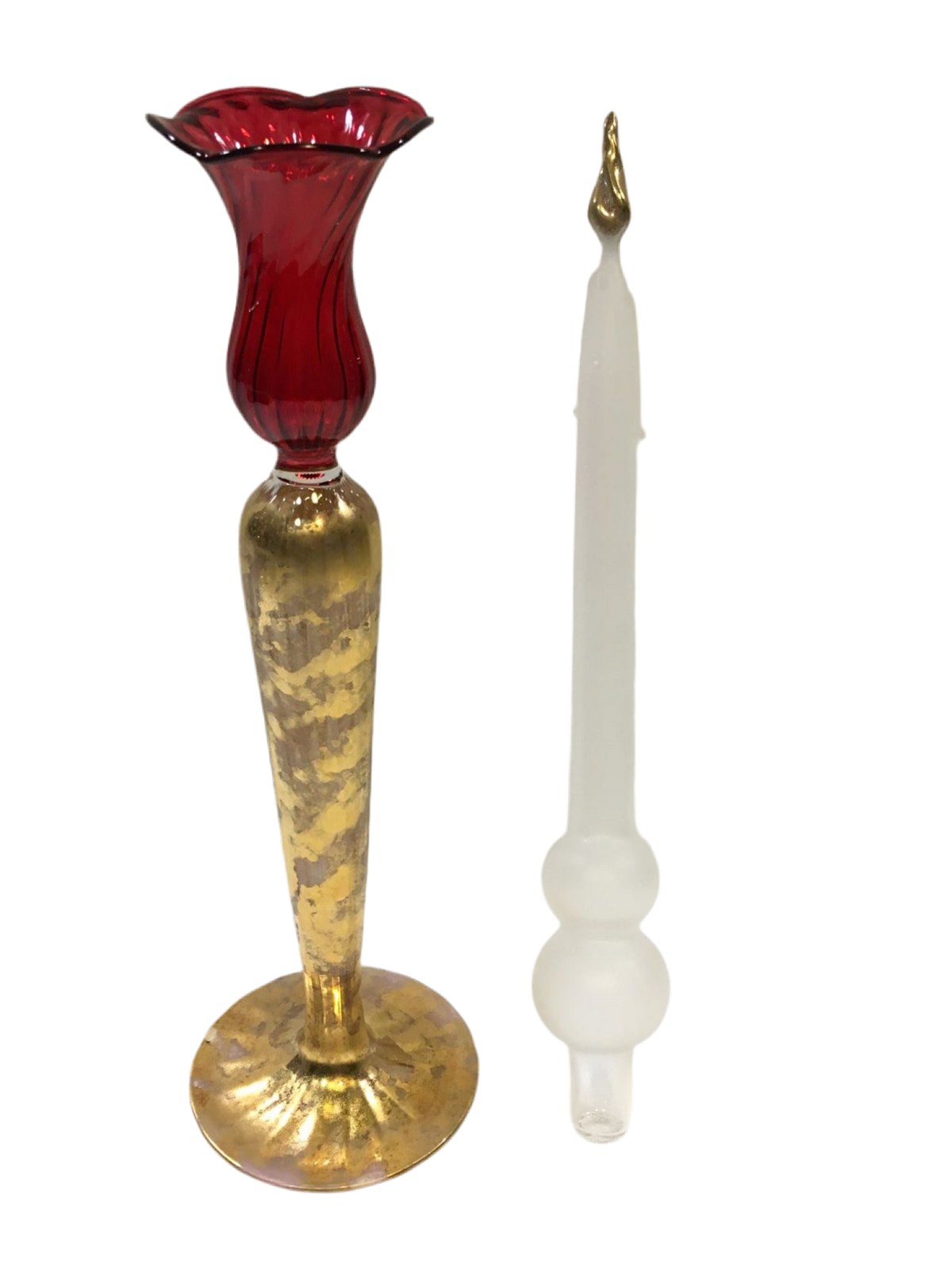 Candeliere e candela in vetro soffiato rosso/oro, prodotto lavorato, rifinito e decorato completamente a mano. Made in Italy. Dimensioni: cm 10 x 60 h (candeliere cm 10x32, candela cm 4,5x33). In negozio e online su tuttochic.live