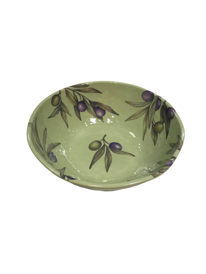 Insalatiera in melamina con decoro di foglie e frutti d'ulivo. La melamina, un materiale resistente, leggero, altamente igienico e di facile manutenzione. Dimensioni cm Ø 28 x 9,5 h. Lavabile in lavastoviglie. Non Utilizzabile in microonde e in forno tradizionale. In negozio e online su tuttochic.live
