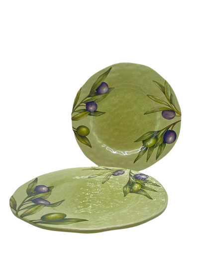 Set di 2 piatti frutta in melamina decorati con foglie e frutti d'ulivo. La melamina, un materiale resistente, leggero, altamente igienico e di facile manutenzione. Dimensioni singolo piatto: cm Ø 21. Lavabile in lavastoviglie. Non Utilizzabile in microonde e in forno tradizionale. In negozio e online su tuttochic.live