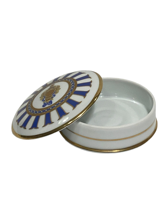 Scatola tonda con coperchio bombato in porcellana Limoges con decoro in oro zecchino e blu. Dimensioni: cm ø 12 x h 5. In negozio e online su tuttochic.live