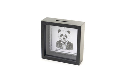 Salvadanaio "My Friend's Home" con cassetta in legno e vetro trasparente.  Disponibile in 2 decori,  Dimensioni: 15x15x5 cm. In negozio e online su tuttochic.live