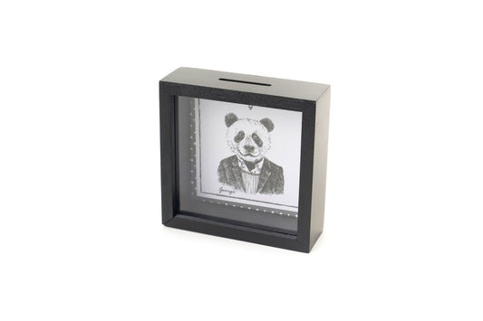 Salvadanaio "My Friend's Home" con cassetta in legno e vetro trasparente.  Disponibile in 2 decori,  Dimensioni: 15x15x5 cm. In negozio e online su tuttochic.live