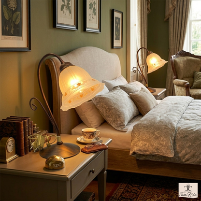 Coppia lumetti classici metallo marrone effetto noce e vetro beige.