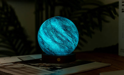 lampada AstraGlass Light. Composta da una sfera in vetro soffiata e dipinta a mano poggiata su una base rotonda in legno di noce americano. Questa lampada è perfetta per chiunque sia affascinato dal meraviglioso fenomeno naturale del nostro mondo. Dimensioni: cm ø 12 x h 13. In negozio e online su tuttochic.live