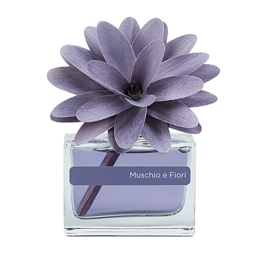 Profumatore d'ambiente con fiore in legno colorato, bottiglia in vetro rettangolare con 30 ml di fragranza. In negozio e online su tuttochic.live