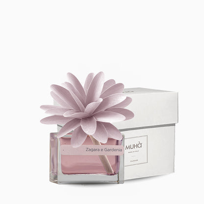 Profumatore d'ambiente con fiore in legno colorato, bottiglia in vetro rettangolare con 30 ml di fragranza. In negozio e online su tuttochic.live