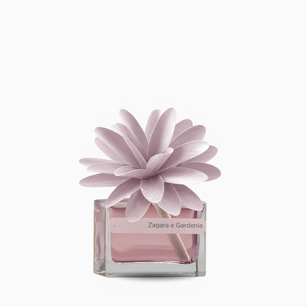 Profumatore d'ambiente con fiore in legno colorato, bottiglia in vetro rettangolare con 30 ml di fragranza. In negozio e online su tuttochic.live