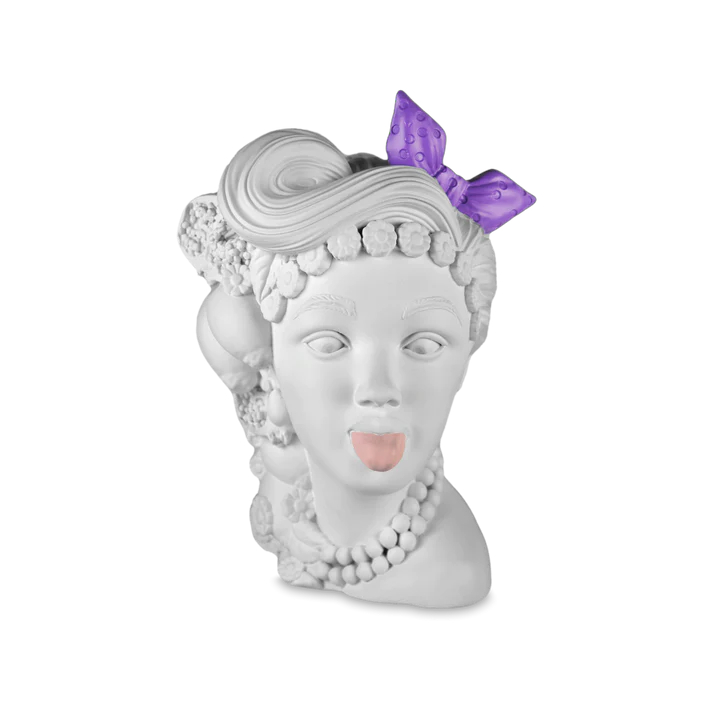 Testa Decorativa in poliresina L’irriverente incarna la personalità di coloro che sfidano le convenzioni e abbracciano la loro individualità in modo vivace e incisivo. Dedicato ai pensatori creativi, agli spiriti liberi e a coloro che osano infrangere le regole... In negozio e online su tuttochic.live