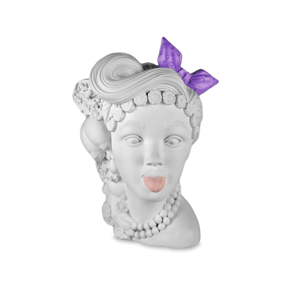 Testa Decorativa in poliresina L’irriverente incarna la personalità di coloro che sfidano le convenzioni e abbracciano la loro individualità in modo vivace e incisivo. Dedicato ai pensatori creativi, agli spiriti liberi e a coloro che osano infrangere le regole... In negozio e online su tuttochic.live