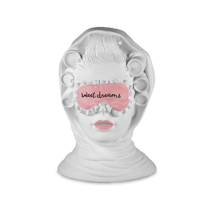 Testa Decorativa in poliresina La Sognatrice trasmette un senso di meraviglia e di possibilità, rappresentando l’immaginazione e la profondità emotiva delle persone che sanno guardare non solo con gli occhi. Dedicato ai sognatori, ai creativi e a coloro che cercano l’ispirazione... In negozio e online su tuttochic.live