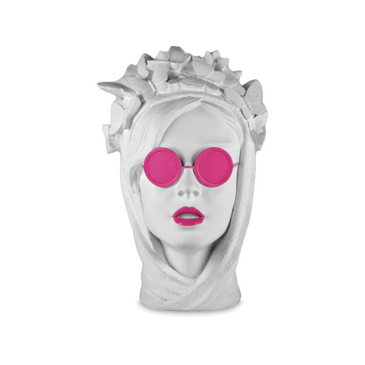 Testa Decorativa La stilosa, incarna l’eleganza e lo stile delle persone che amano esprimersi attraverso l’abbigliamento e l’arte della moda. Dedicato ai fashionisti, ai trendsetter e a coloro che hanno un occhio di riguardo per il design e la bellezza. Dimensioni: h  25,5  cm. In negozio e online su tuttochic.live