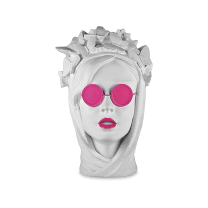Testa Decorativa La stilosa, incarna l’eleganza e lo stile delle persone che amano esprimersi attraverso l’abbigliamento e l’arte della moda. Dedicato ai fashionisti, ai trendsetter e a coloro che hanno un occhio di riguardo per il design e la bellezza. Dimensioni: h  25,5  cm. In negozio e online su tuttochic.live