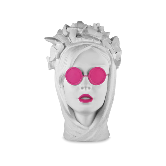 Testa Decorativa La stilosa, incarna l’eleganza e lo stile delle persone che amano esprimersi attraverso l’abbigliamento e l’arte della moda. Dedicato ai fashionisti, ai trendsetter e a coloro che hanno un occhio di riguardo per il design e la bellezza. Dimensioni: h  25,5  cm. In negozio e online su tuttochic.live