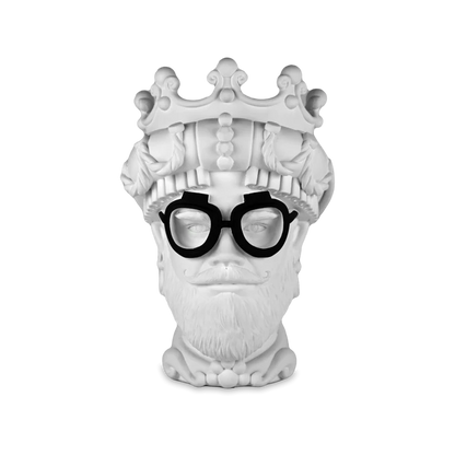 Testa Decorativa in poliresina L’hipster, incarna lo spirito di coloro che abbracciano la diversità, la creatività e uno stile di vita alternativo. Dedicato agli innovatori culturali, ai curatori di tendenze e a coloro che cercano la bellezza nell’eclettismo Dimensioni: h  25,5  cm. In negozio e online su tuttochic.live