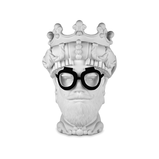 Testa Decorativa in poliresina L’hipster, incarna lo spirito di coloro che abbracciano la diversità, la creatività e uno stile di vita alternativo. Dedicato agli innovatori culturali, ai curatori di tendenze e a coloro che cercano la bellezza nell’eclettismo Dimensioni: h  25,5  cm. In negozio e online su tuttochic.live