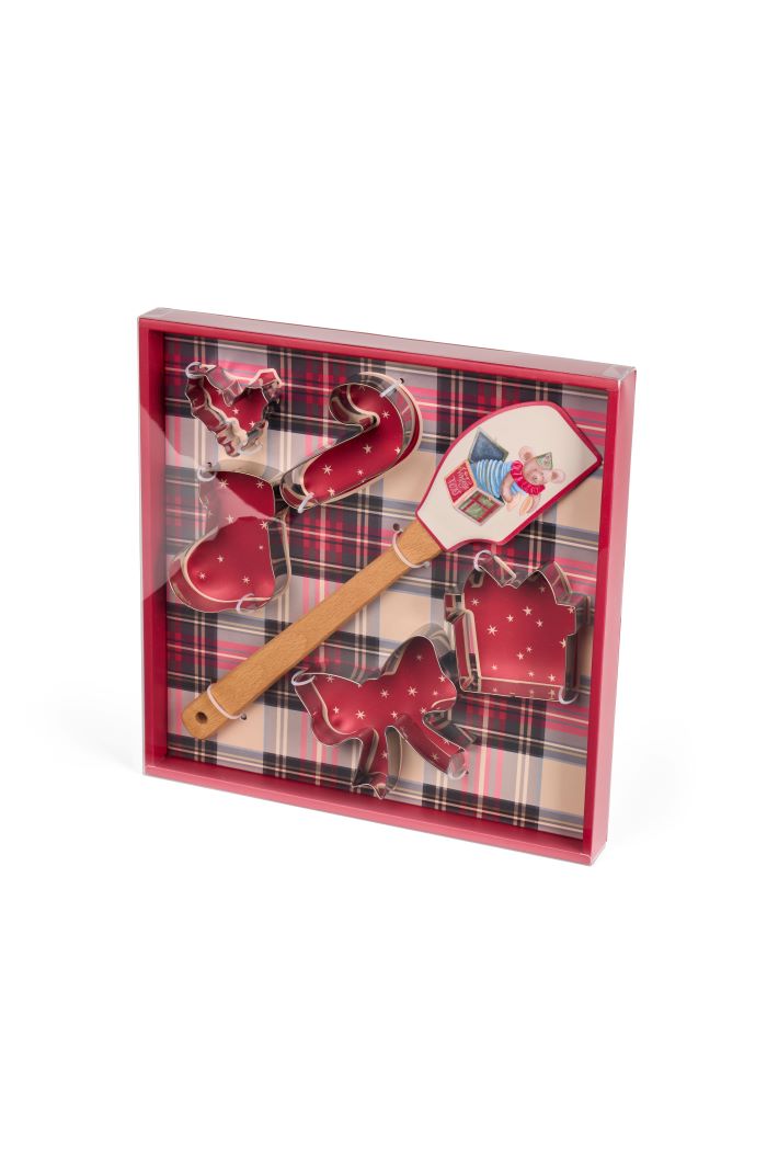 Set da pasticceria natalizia Nuvole di Stoffa collezione Vintage Toys, spatola in silicone con orsetto e 5 stampini tagliabiscotti rossi in acciaio, confezione regalo tartan, Tutto Chic.