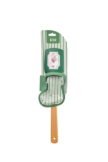 Set regalo natalizio da pasticceria Magic Noel di Nuvole di Stoffa composto da una spatola leccapentole in silicone verde e manico in legno, e uno stampino tagliabiscotti in acciaio a forma di calza con fiocco a quadri, Tutto Chic.