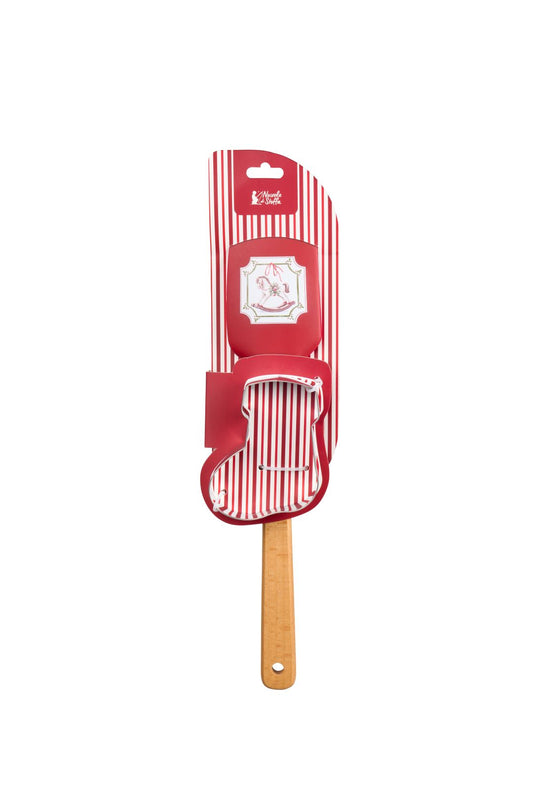 Set regalo natalizio da pasticceria Magic Noel di Nuvole di Stoffa composto da una spatola leccapentole in silicone rosso con manico in legno, e uno stampino tagliabiscotti in acciaio a forma di calza con fiocco a quadri rossi e bianchi, Tutto Chic.