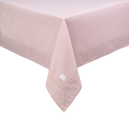 La tovaglia Resinata Demetria rosa è realizzata in cotone resinato, garantendo durata e resistenza nel tempo. Dimensioni: 140×240 cm. In negozio e online su tuttochic.live