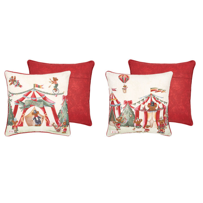 Porta l'atmosfera del Natale in ogni stanza della tua casa con il cuscino quadrato "Bear Wonderland". Realizzato in cotone di alta qualità, il cuscino, sfoderabile, è impreziosito da un decoro natalizio a tema circo, Il retro del cuscino è di colore rosso. Dimensioni: 40 x 40. In negozio e online su tuttochic.live