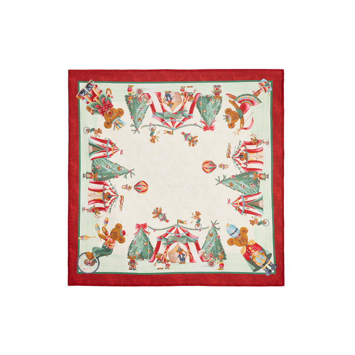 Esclusiva tovaglia quadrata "Bear Wonderland", realizzata in cotone di alta qualità con stampa a tema natalizio che raffigura graziosi orsetti al circo. Aggiungi un tocco di eleganza e fantasia alla tua tavola durante le feste, per un'atmosfera unica. Dimensioni: 120 x 120 cm. In negozio e online su tuttochic.live
