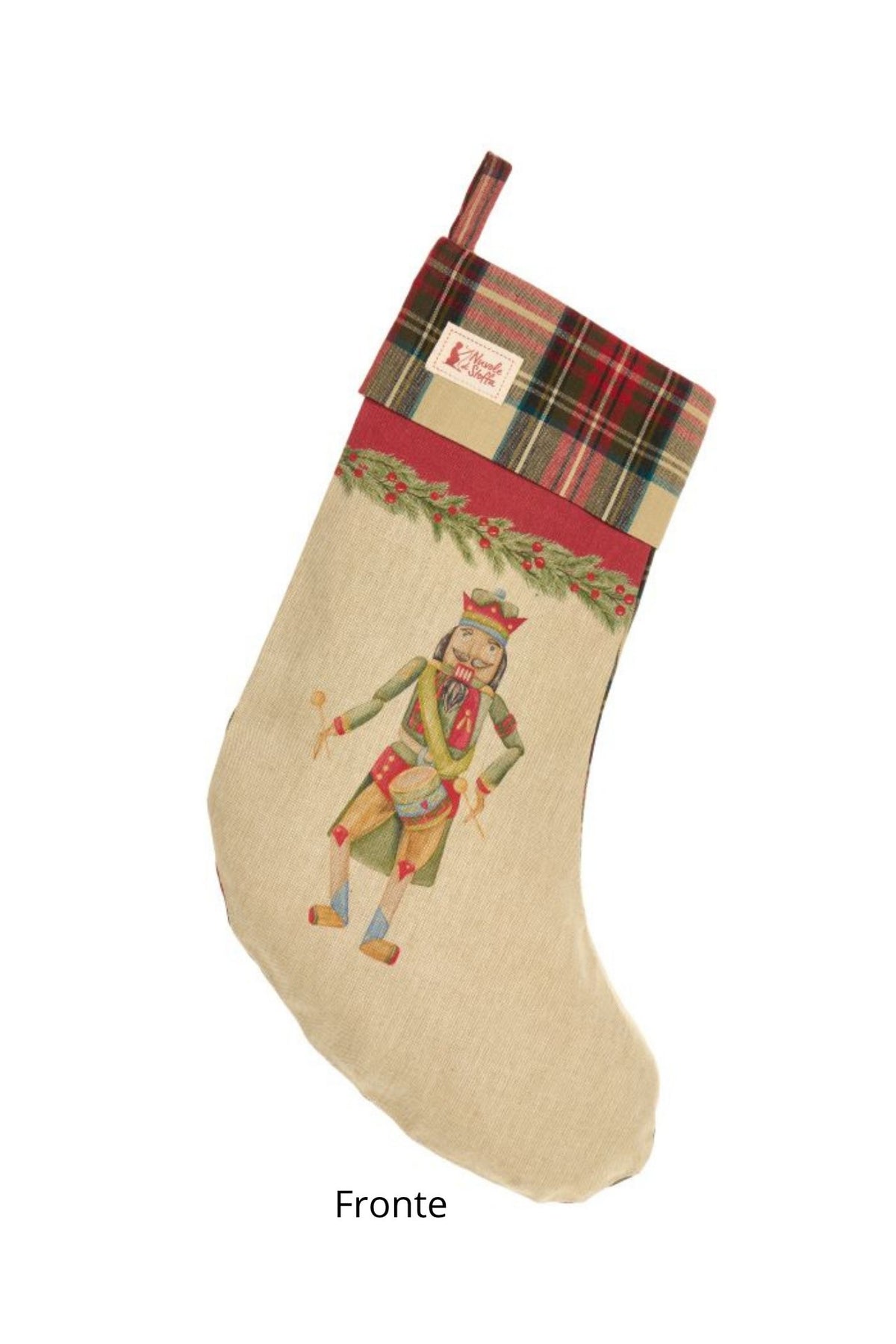 Calza natalizia in cotone Nuvole di Stoffa con illustrazione di Schiaccianoci che suona il tamburo, risvolto in tartan scozzese, collezione Vintage Toys, Tutto Chic.