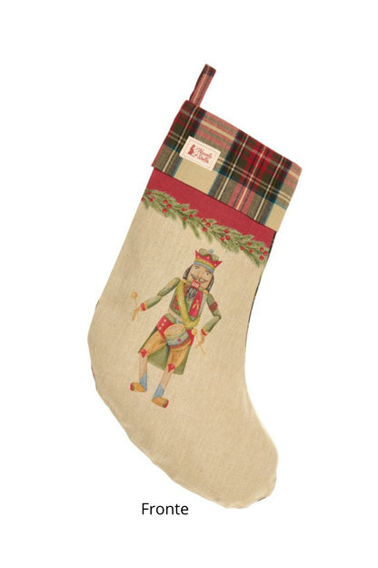Calza natalizia in cotone Nuvole di Stoffa con illustrazione di Schiaccianoci che suona il tamburo, risvolto in tartan scozzese, collezione Vintage Toys, Tutto Chic.