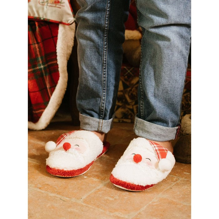 Accompagna le tue feste con le nostre eleganti ciabatte Babbo Natale, realizzate in morbido poliestere e raffiguranti il viso del caro vecchio Babbo. Disponibili in quattro misure diverse per soddisfare ogni esigenza, saranno l'accessorio perfetto per creare un'atmosfera magica. In negozio e online su tuttochic.live