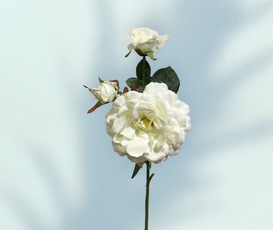 Rametto con 3 rose bianche artificiali. Dimensione: cm 70 h Petali e foglie in tessuto, rametti in plastica. In negozio e online su tuttochic.live