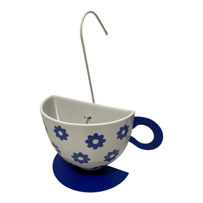 Umidificatore in porcellana  con applicazione in metallo di colore blu, realizzato in collaborazione con l'azienda toscana Arti & Mestieri. Dimensioni : cm 13 x 6 x h 10, corredato di gancio in metallo per appenderlo. Made in Italy - Prodotto non più in produzione. In negozio e online su tuttochic.live