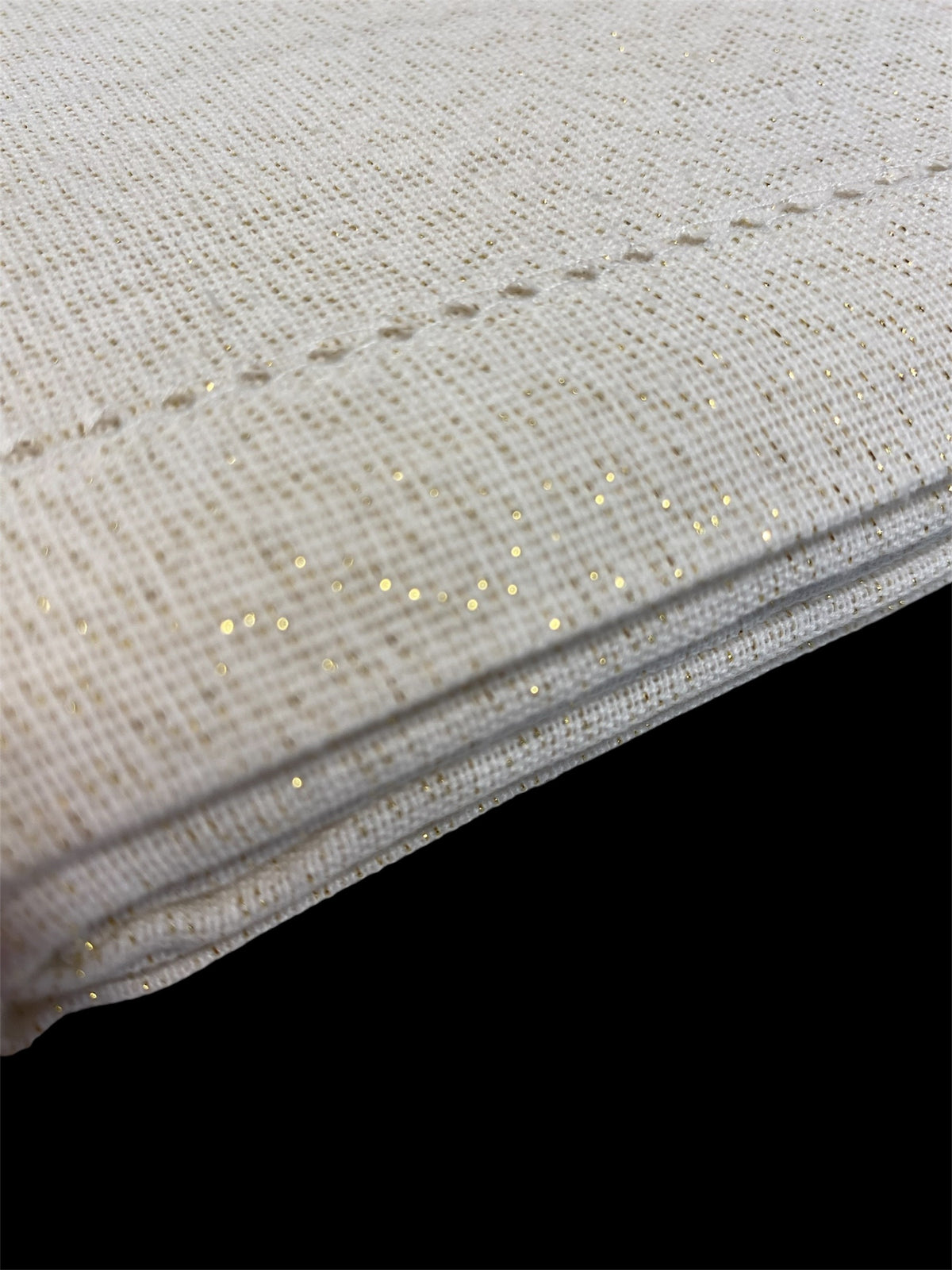 Tovaglia rettangolare in cotone di colore avorio e oro. Dimensioni: cm 140 x 240. 75% Cotone 25% Lurex Made in India. In negozio e online su tuttochic.live